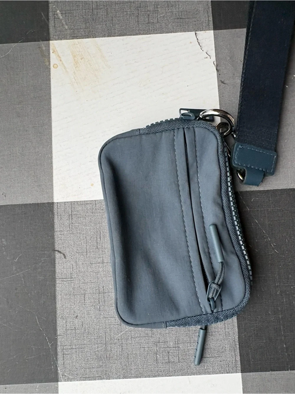 I & R compact black